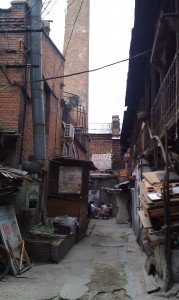 Derriere la facade une cour du nord : briques, haut fourneau et crasse